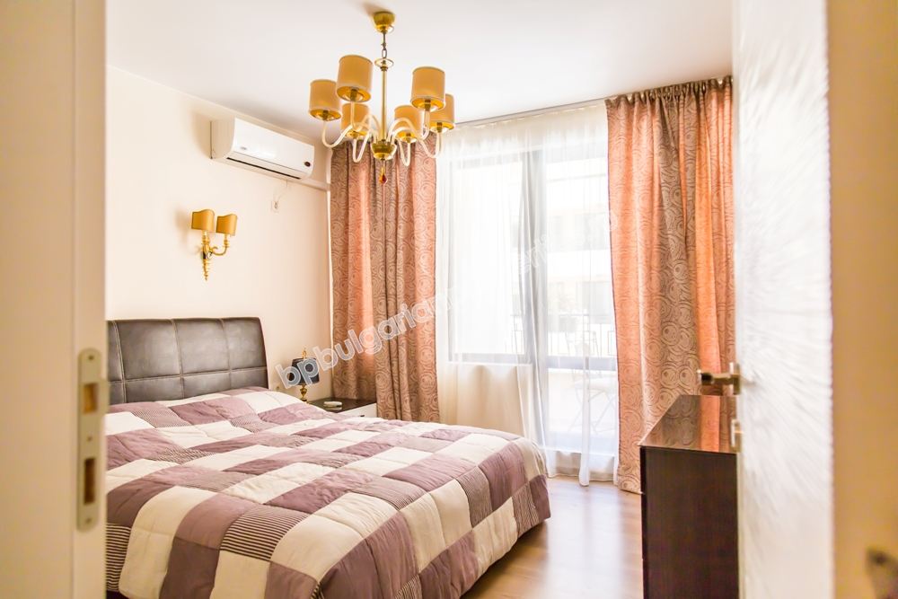 На продажу шикарная меблированная трехкомнатная квартира на первой линии моря в Равде