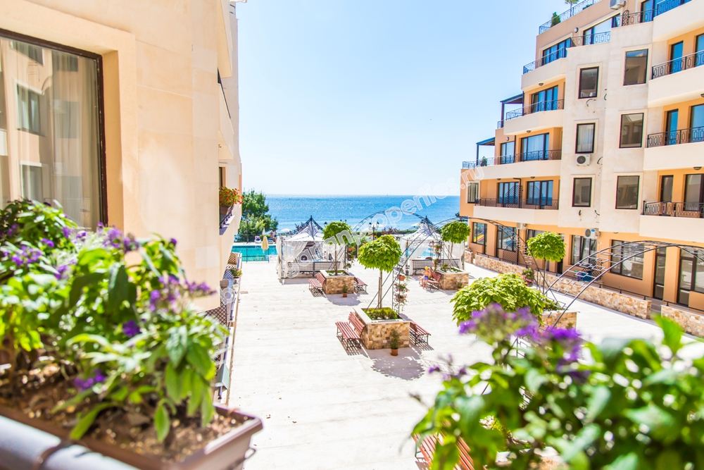 На продажу шикарная меблированная трехкомнатная квартира на первой линии моря в Равде