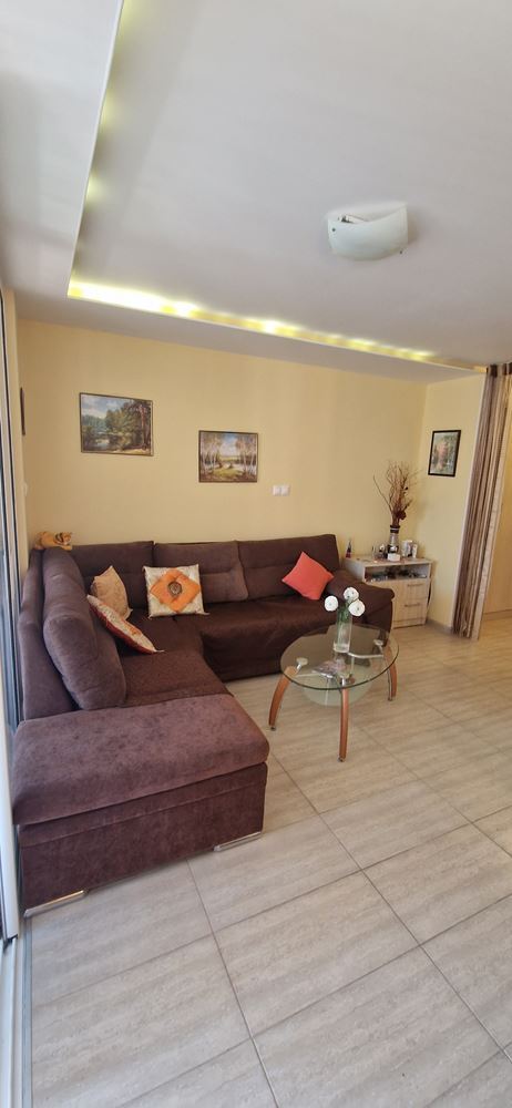 Меблированная двухкомнатная квартира в 100 метрах от моря в Равда