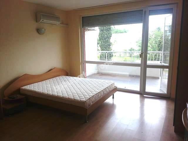 Меблированная просторная студия на продажу в курорте Солнечный Берег