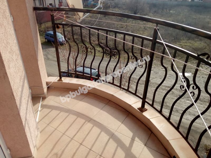 Двухкомнатная квартира с гаражомна продажу близко от моря в Равде