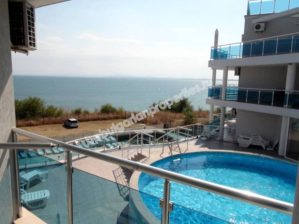 Двухкомнатная меблированная квартиры для продажи на первой линии моря в Равде