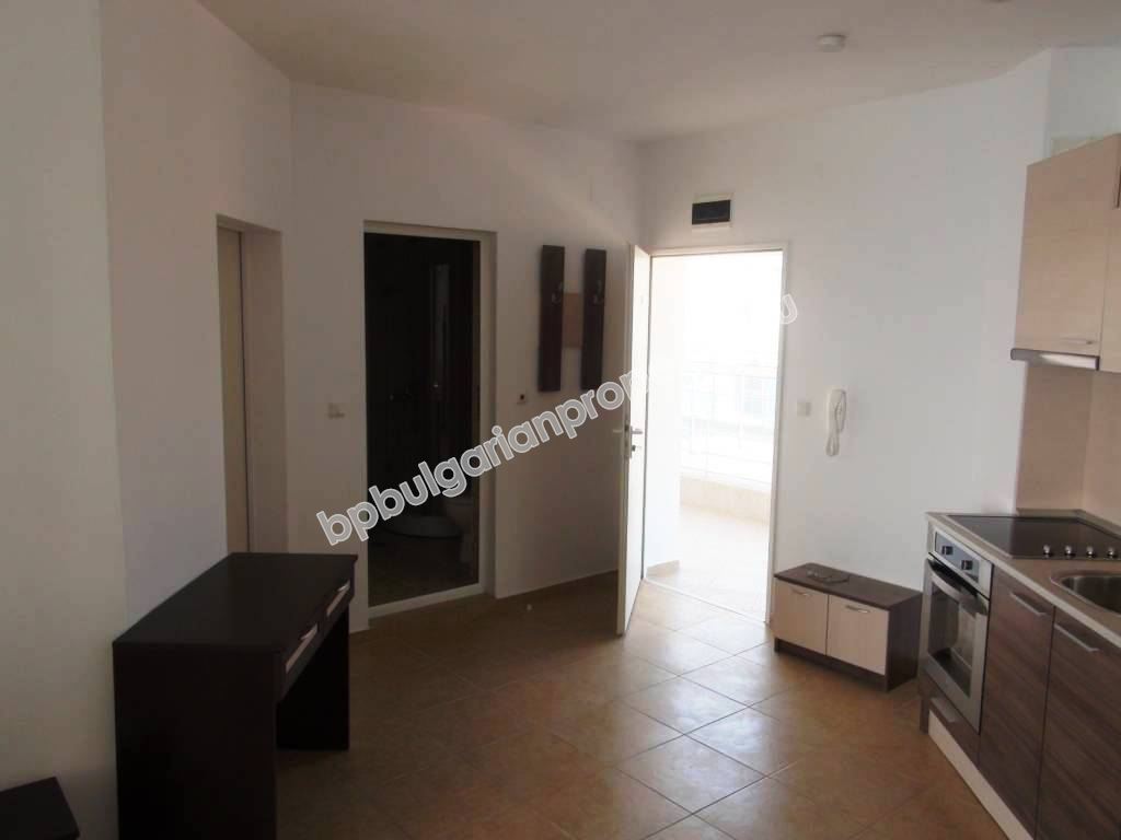 Двухкомнатная меблированная квартиры для продажи на первой линии моря в Равде