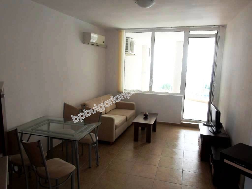 Двухкомнатная меблированная квартиры для продажи на первой линии моря в Равде