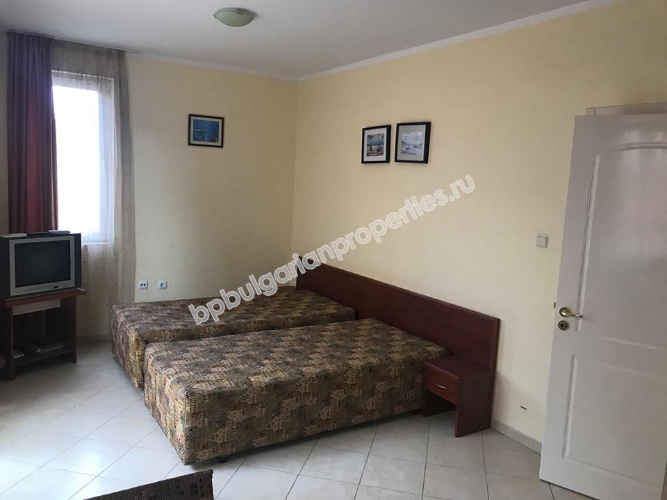 Меблированная двухкомнатная квартира на продажу в центре курорта Солнечный Берег