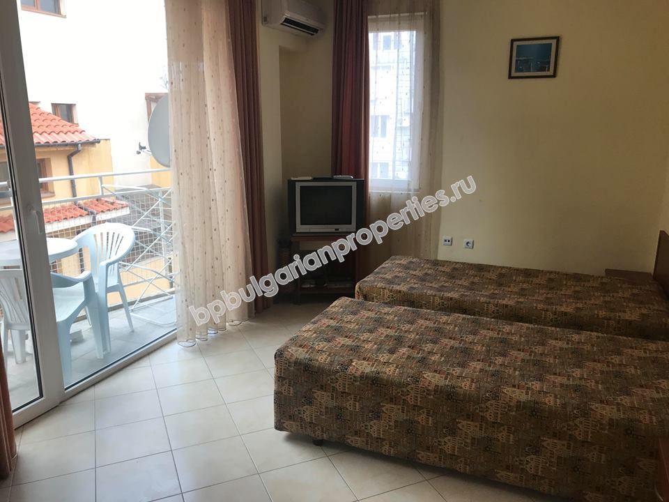 Меблированная двухкомнатная квартира на продажу в центре курорта Солнечный Берег