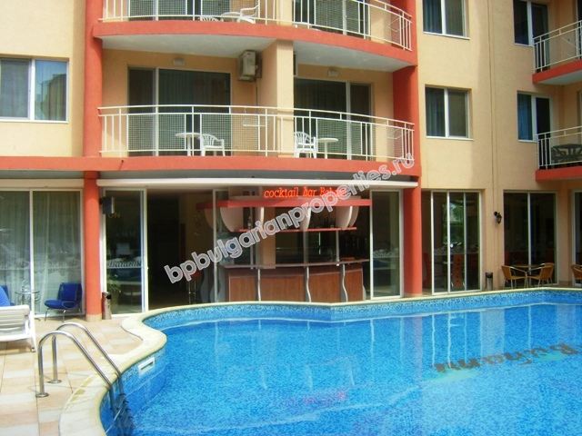 Меблированная двухкомнатная квартира на продажу в центре курорта Солнечный Берег