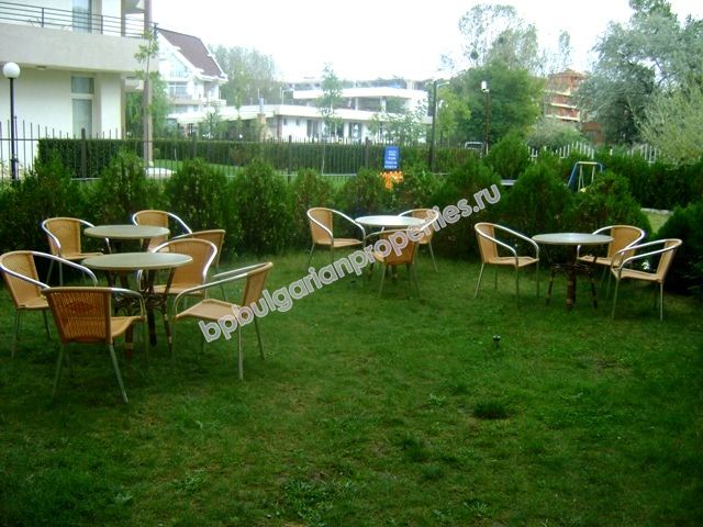 Меблированная двухкомнатная квартира на продажу в центре курорта Солнечный Берег