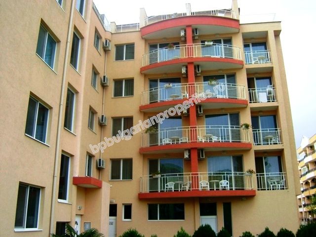 Меблированная двухкомнатная квартира на продажу в центре курорта Солнечный Берег