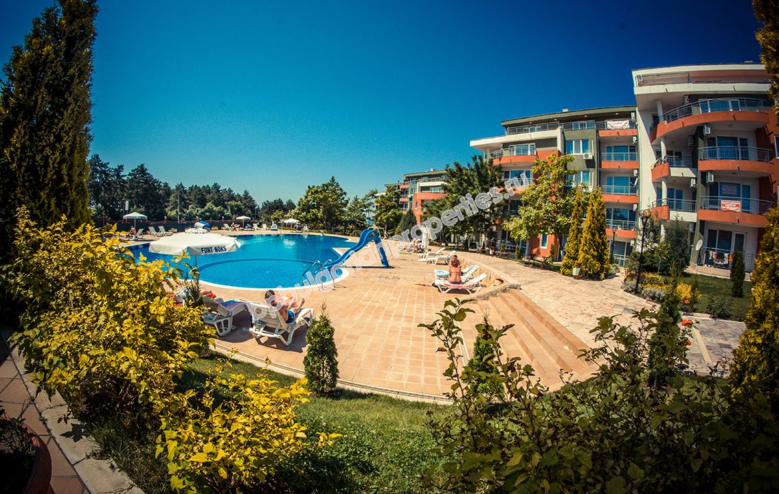 Большая меблированная студия на продажу близко к морю в курорте Солнечный Берег