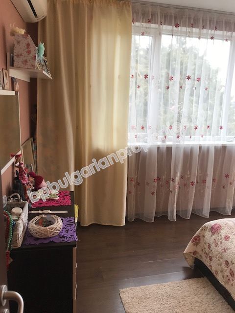 Меблированная трехкомнатная квартира близко к морю на продажу в курорте Равда