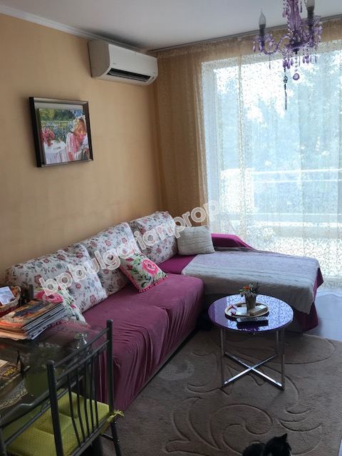 Меблированная трехкомнатная квартира близко к морю на продажу в курорте Равда