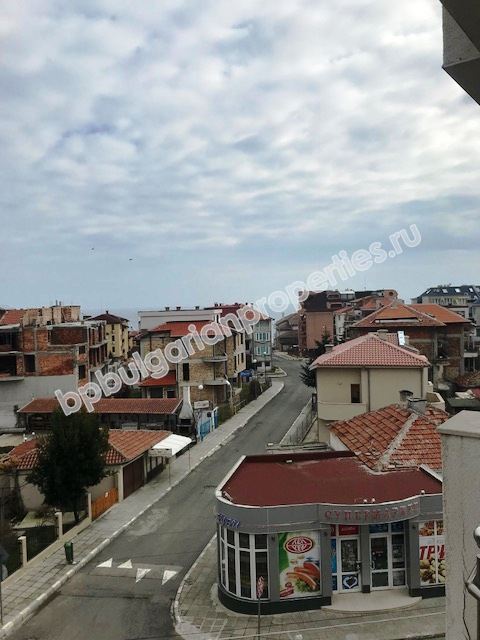 Меблированная трехкомнатная квартира близко к морю на продажу в курорте Равда