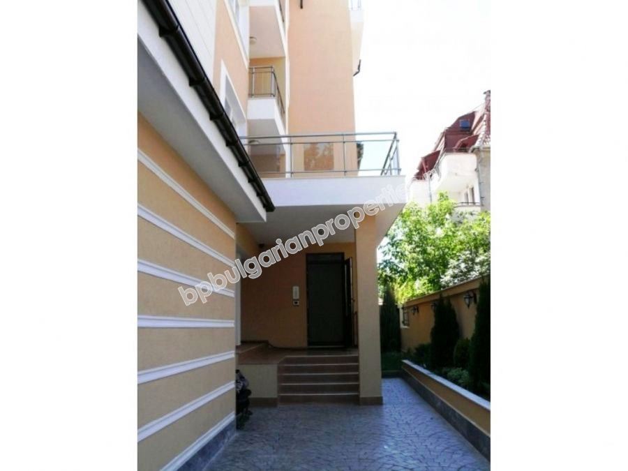 Меблированная трехкомнатная квартира близко к морю на продажу в курорте Равда