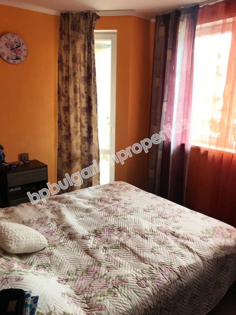 Меблированная трехкомнатная квартира близко к морю на продажу в курорте Равда