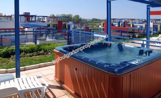 Просторная меблированная студия на продажу в курорте Солнечный берег