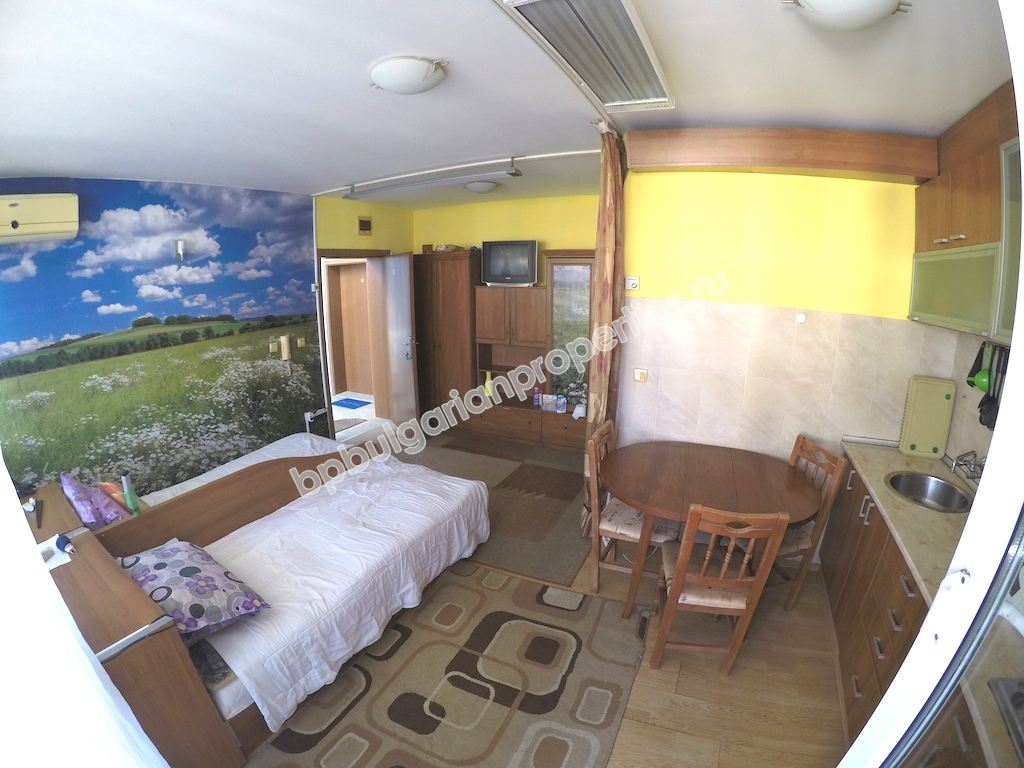 Просторная меблированная студия на продажу в курорте Солнечный берег