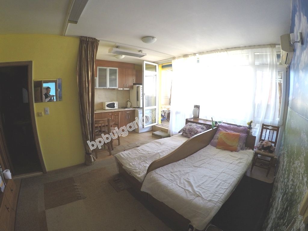 Просторная меблированная студия на продажу в курорте Солнечный берег