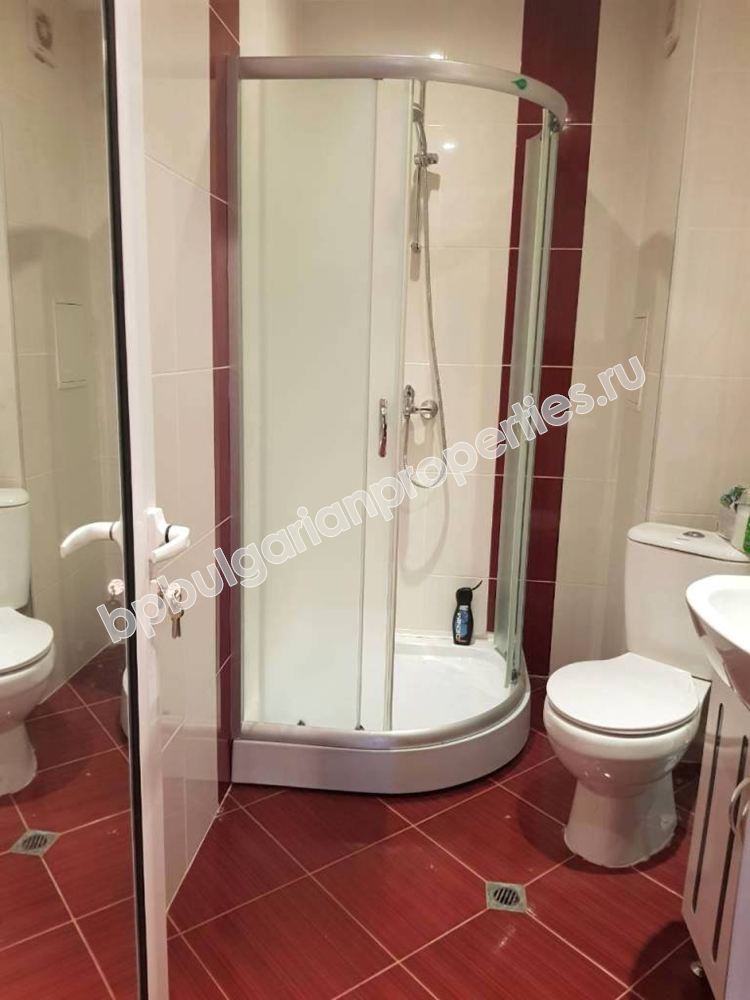 Меблированная двухкомнатная квартира без платы на обслуживание в курорте Солнечный берег