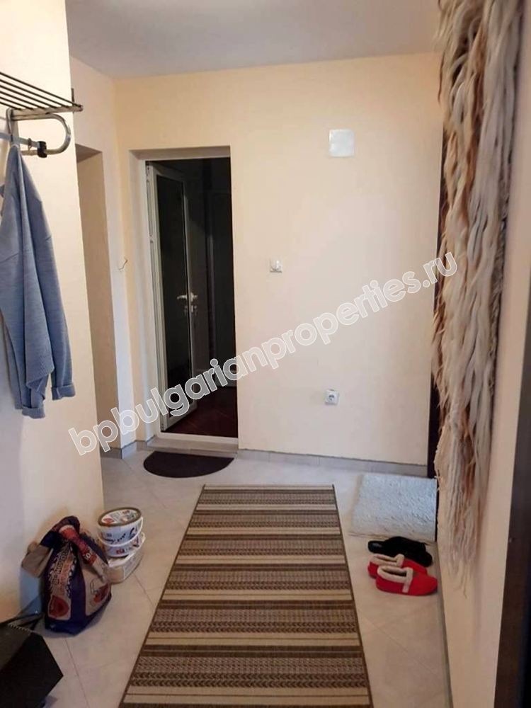 Меблированная двухкомнатная квартира без платы на обслуживание в курорте Солнечный берег