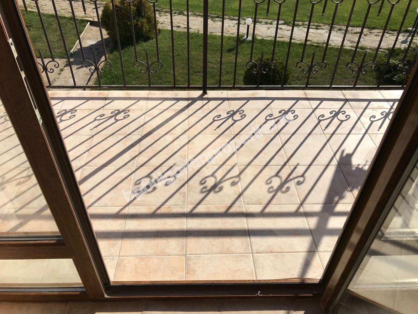 Меблированная двухкомнатный квартира с видом на море для продажи недалеко от пляжа в Свети Влас