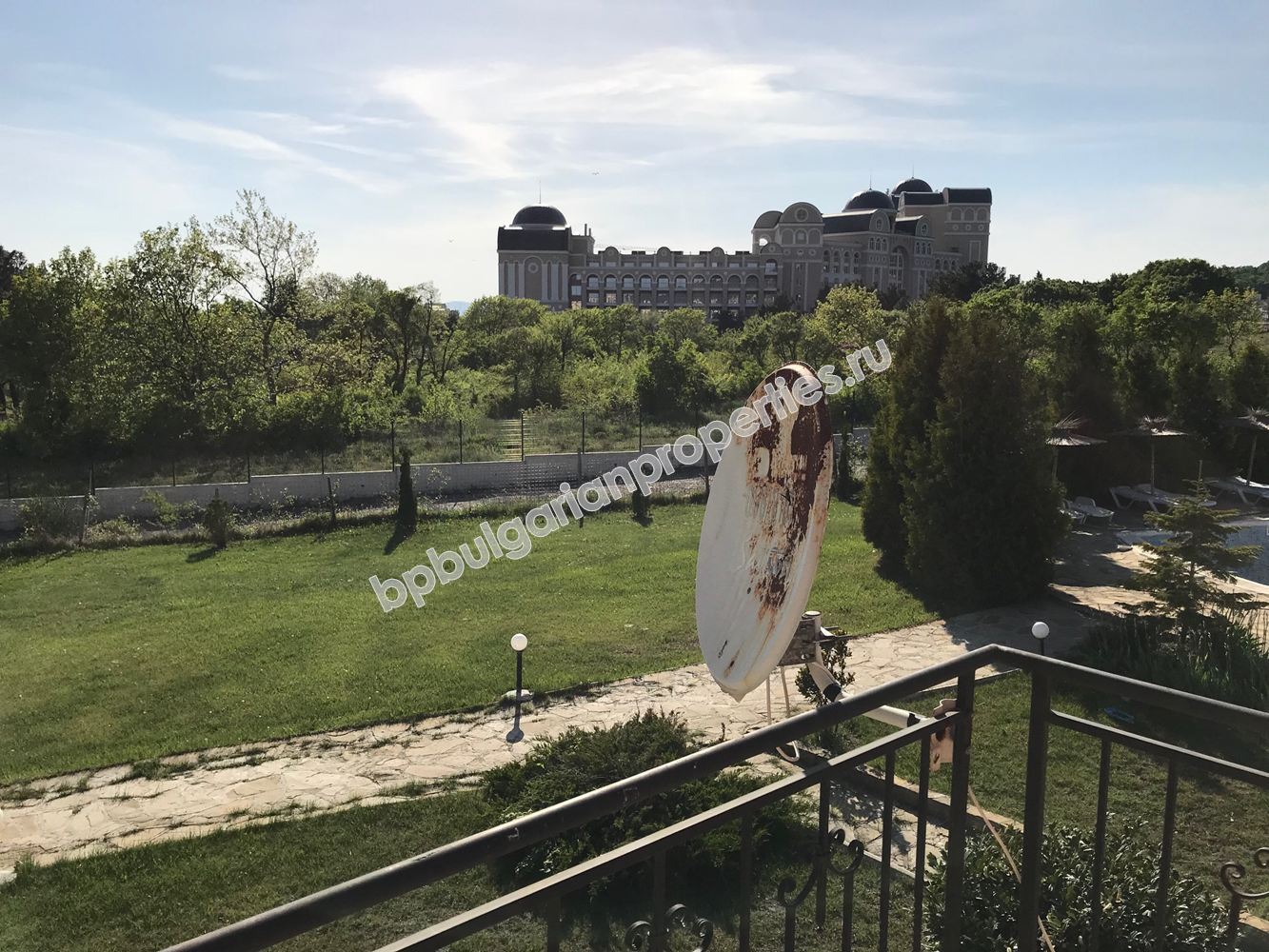 Меблированная двухкомнатный квартира с видом на море для продажи недалеко от пляжа в Свети Влас