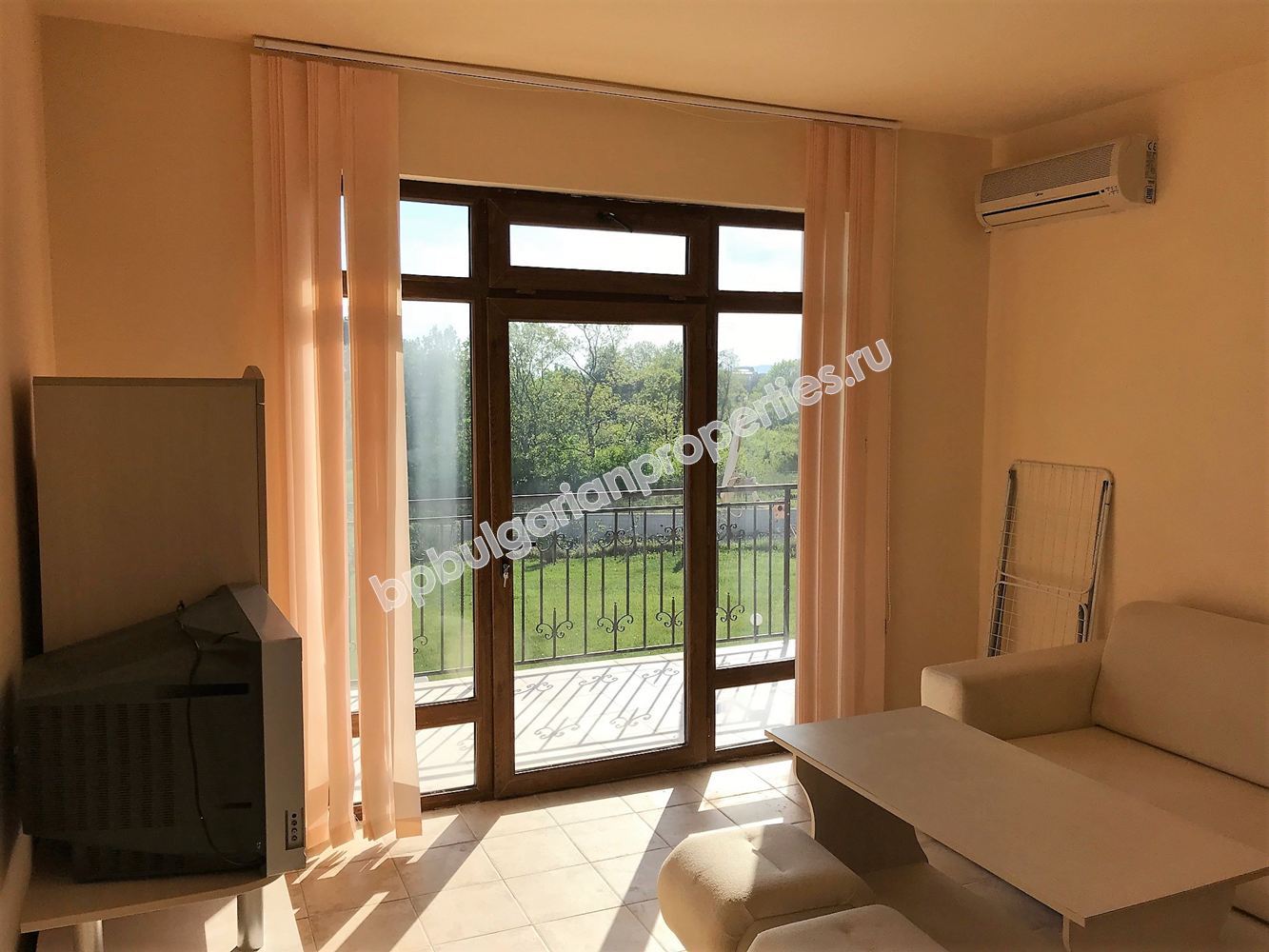 Меблированная двухкомнатный квартира с видом на море для продажи недалеко от пляжа в Свети Влас