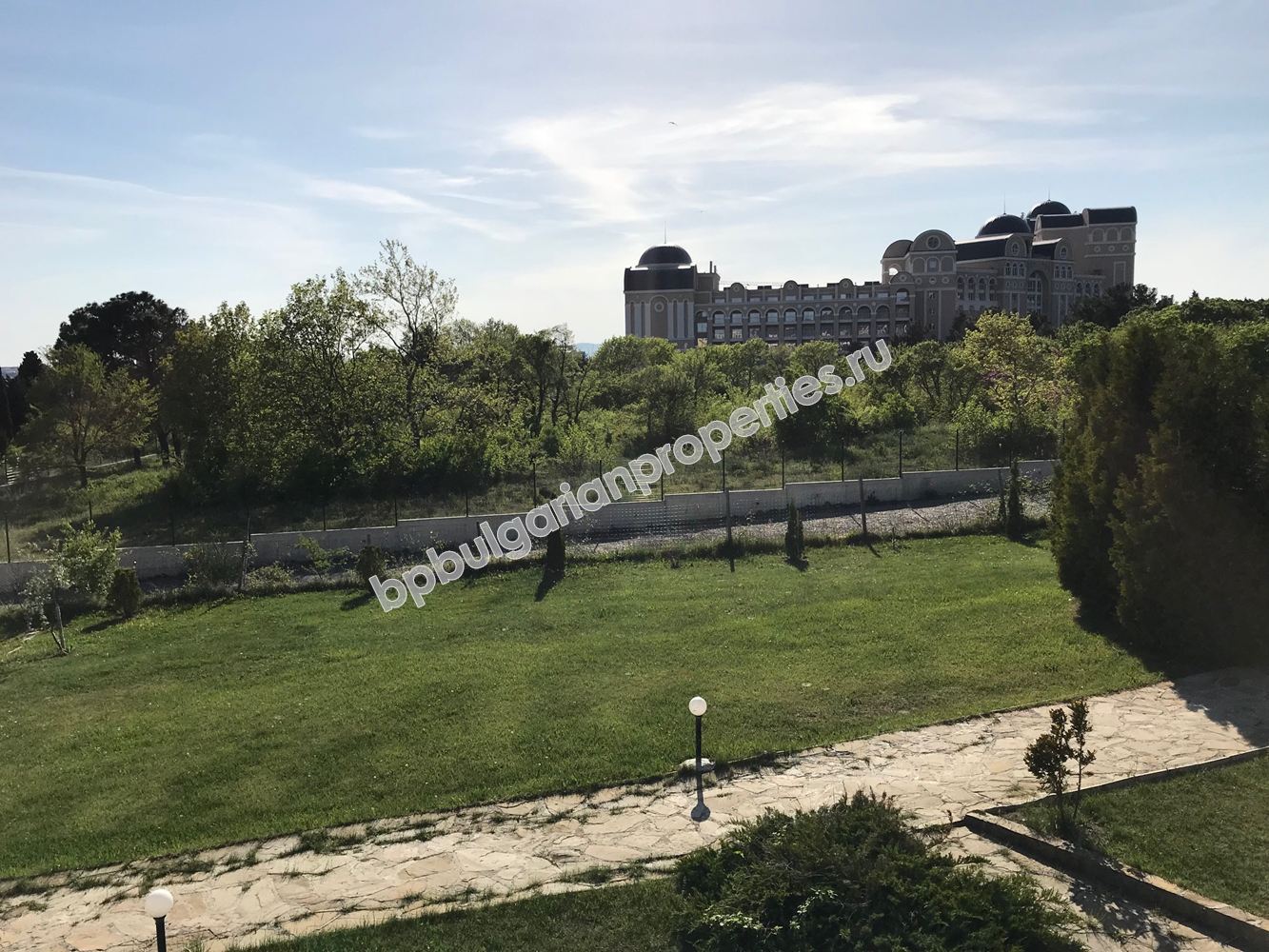 Меблированная двухкомнатный квартира с видом на море для продажи недалеко от пляжа в Свети Влас