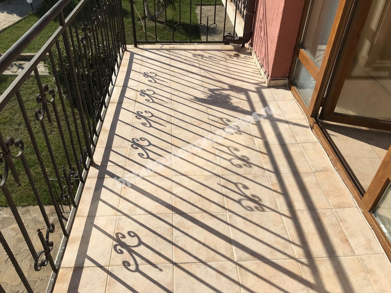 Меблированная двухкомнатный квартира с видом на море для продажи недалеко от пляжа в Свети Влас