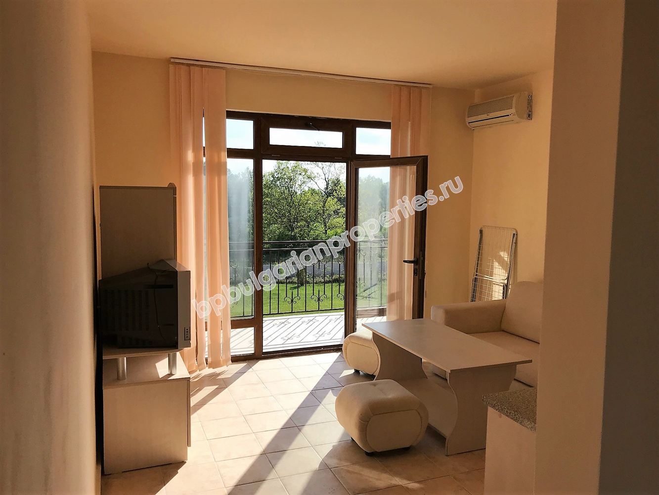 Меблированная двухкомнатный квартира с видом на море для продажи недалеко от пляжа в Свети Влас