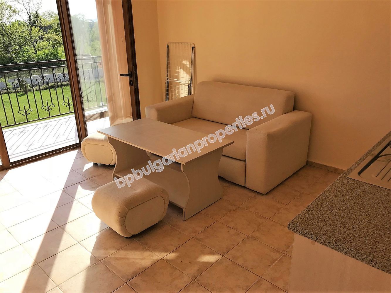 Меблированная двухкомнатный квартира с видом на море для продажи недалеко от пляжа в Свети Влас