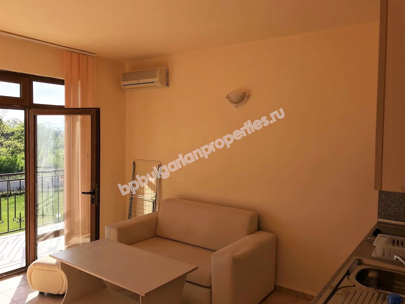 Меблированная двухкомнатный квартира с видом на море для продажи недалеко от пляжа в Свети Влас