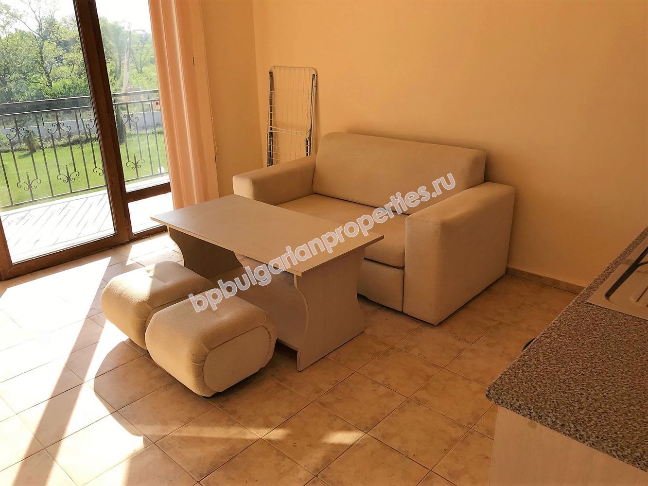 Меблированная двухкомнатный квартира с видом на море для продажи недалеко от пляжа в Свети Влас