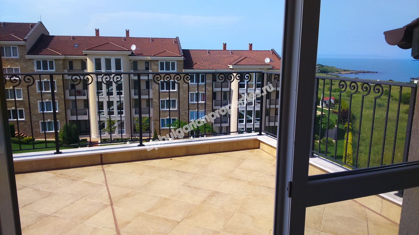 Апартаменты на первой линии моря для продажи в курорте Черноморец