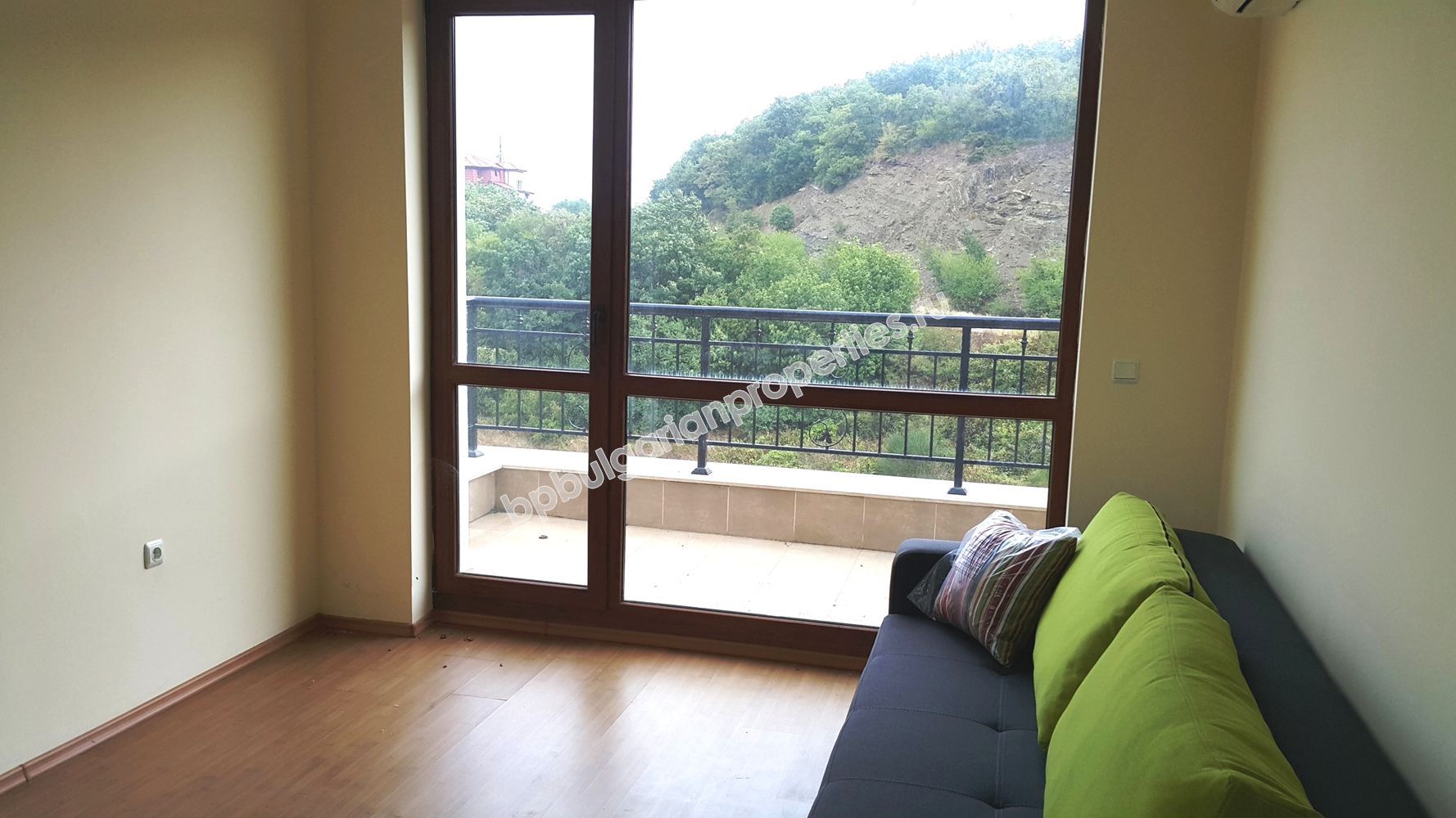 Студия близко к пляжу на продажу в курорте Елените