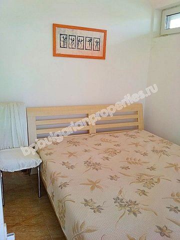 Меблированная двухкомнатная квартира в жилом здании без платы на обслуживание в г. Несебр