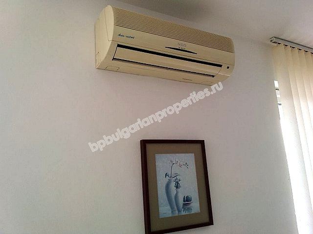 Меблированная двухкомнатная квартира в жилом здании без платы на обслуживание в г. Несебр