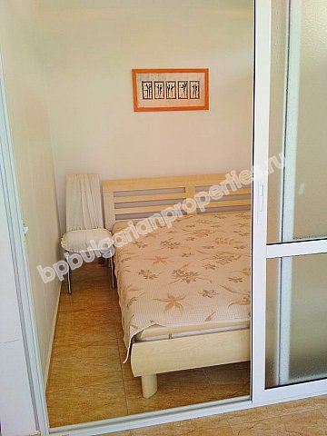 Меблированная двухкомнатная квартира в жилом здании без платы на обслуживание в г. Несебр