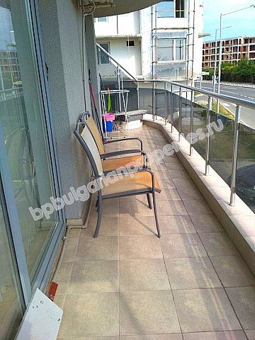 Меблированная двухкомнатная квартира в жилом здании без платы на обслуживание в г. Несебр