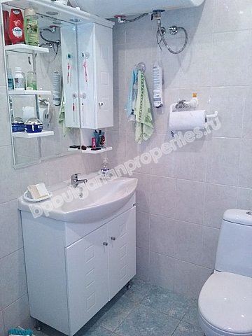 Меблированная двухкомнатная квартира в жилом здании без платы на обслуживание в г. Несебр