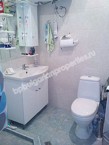 Меблированная двухкомнатная квартира в жилом здании без платы на обслуживание в г. Несебр