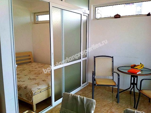 Меблированная двухкомнатная квартира в жилом здании без платы на обслуживание в г. Несебр