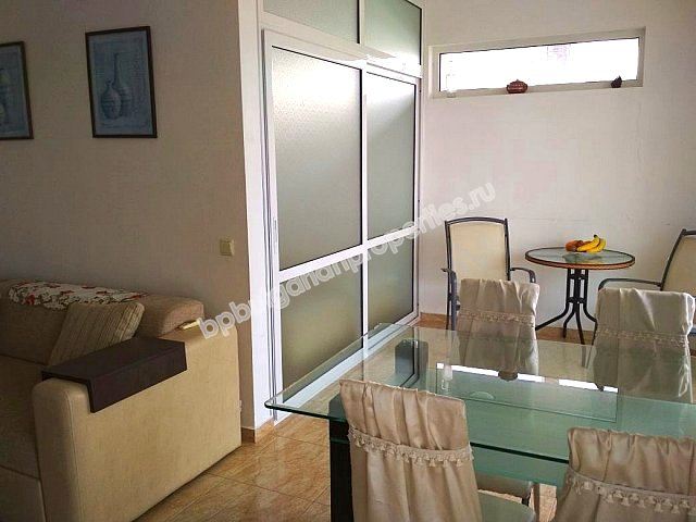 Меблированная двухкомнатная квартира в жилом здании без платы на обслуживание в г. Несебр