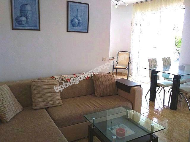 Меблированная двухкомнатная квартира в жилом здании без платы на обслуживание в г. Несебр