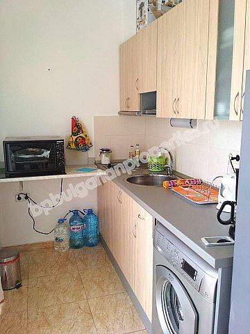 Меблированная двухкомнатная квартира в жилом здании без платы на обслуживание в г. Несебр