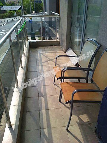 Меблированная двухкомнатная квартира в жилом здании без платы на обслуживание в г. Несебр