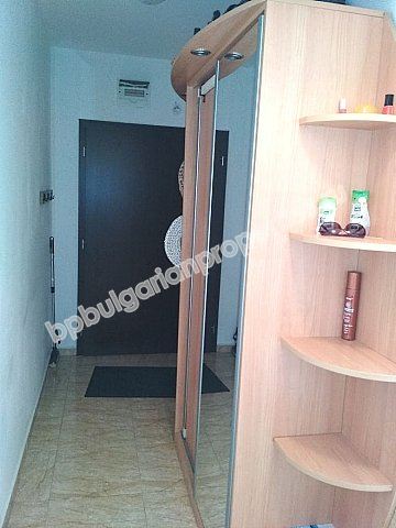 Меблированная двухкомнатная квартира в жилом здании без платы на обслуживание в г. Несебр