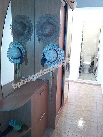 Меблированная двухкомнатная квартира в жилом здании без платы на обслуживание в г. Несебр