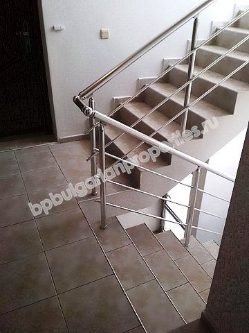 Меблированная двухкомнатная квартира в жилом здании без платы на обслуживание в г. Несебр