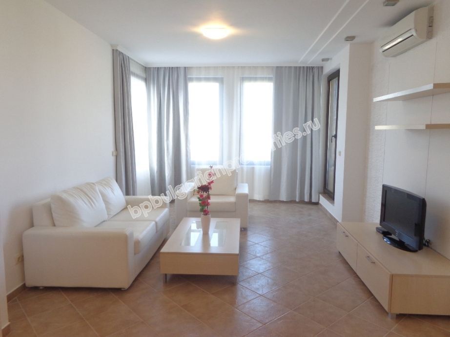 Люксовая меблированная трехкомнатная квартира на первой линии моря на продажу в городе Созополь